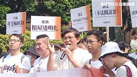 網紅「館長」陳之漢、前立委黃國昌今（21）日率眾赴行政院召開「執政已經七年半　民進黨別再擺爛」記者會。（圖／記者盧素梅攝影)