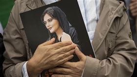 伊朗已故庫德族女子艾米尼（Mahsa Amini）獲得2023年歐洲最高人權獎沙卡洛夫獎提名。（圖／美聯社／達志影像）