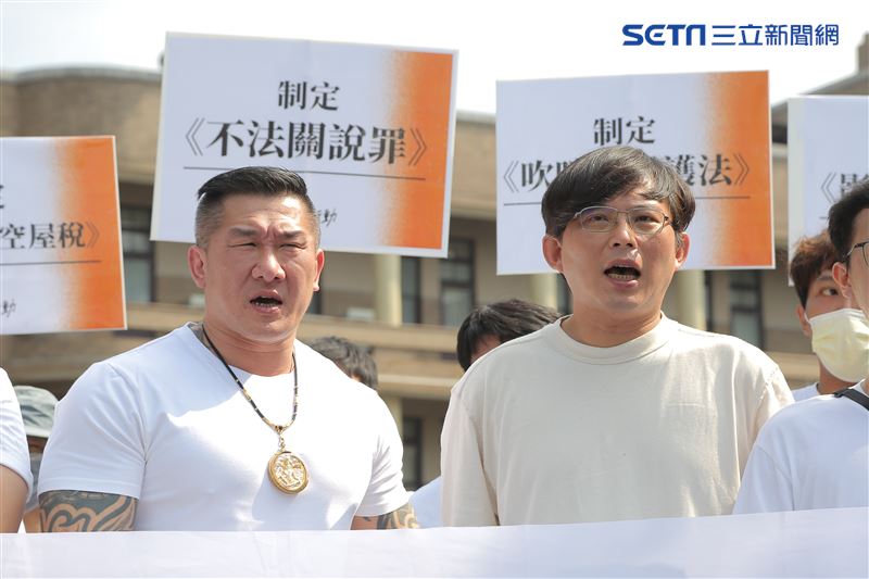 716發起人館長陳之漢、黃國昌、與「公義捍衛行動」志工團、OURs都市改革組織赴行政院召開「執政已經七年半　民進黨別再擺爛」記者會。（圖／記者楊澍攝影）