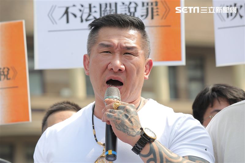 716發起人館長陳之漢、黃國昌、與「公義捍衛行動」志工團、OURs都市改革組織赴行政院召開「執政已經七年半　民進黨別再擺爛」記者會。（圖／記者楊澍攝影）