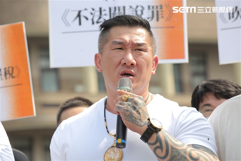 716發起人館長陳之漢、黃國昌、與「公義捍衛行動」志工團、OURs都市改革組織赴行政院召開「執政已經七年半　民進黨別再擺爛」記者會。（圖／記者楊澍攝影）