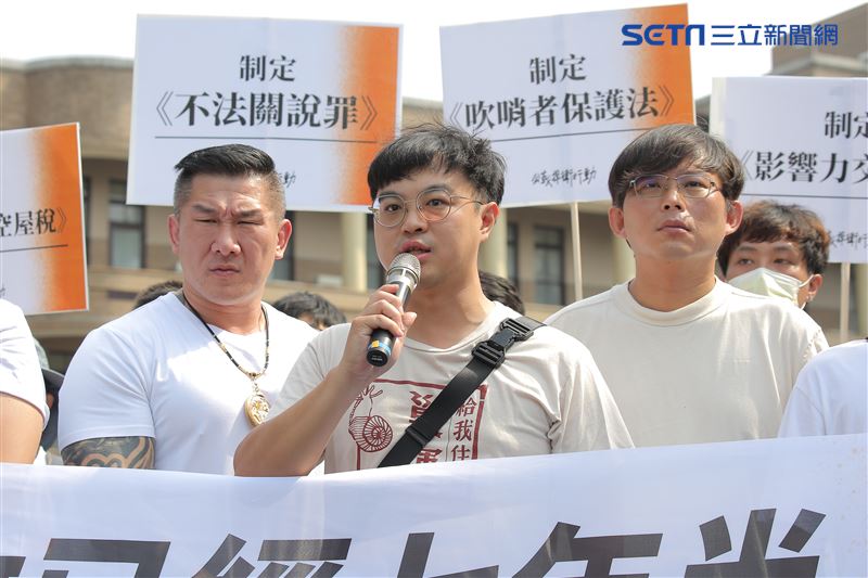 716發起人館長陳之漢、黃國昌、與「公義捍衛行動」志工團、OURs都市改革組織赴行政院召開「執政已經七年半　民進黨別再擺爛」記者會。（圖／記者楊澍攝影）