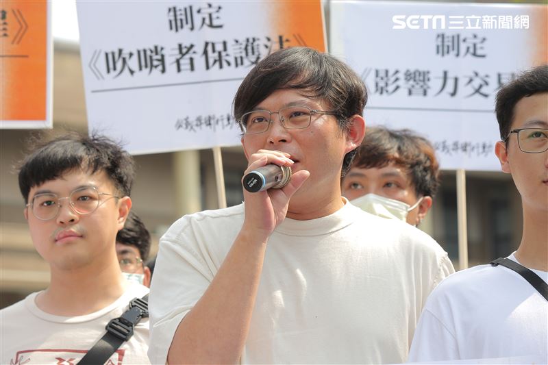 716發起人館長陳之漢、黃國昌、與「公義捍衛行動」志工團、OURs都市改革組織赴行政院召開「執政已經七年半　民進黨別再擺爛」記者會。（圖／記者楊澍攝影）