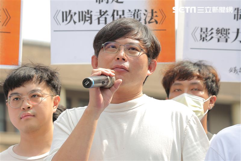 716發起人館長陳之漢、黃國昌、與「公義捍衛行動」志工團、OURs都市改革組織赴行政院召開「執政已經七年半　民進黨別再擺爛」記者會。（圖／記者楊澍攝影）