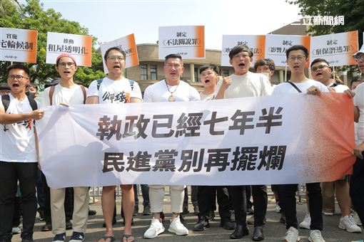 716發起人館長陳之漢、黃國昌、與「公義捍衛行動」志工團、OURs都市改革組織赴行政院召開「執政已經七年半　民進黨別再擺爛」記者會。（圖／記者楊澍攝影）