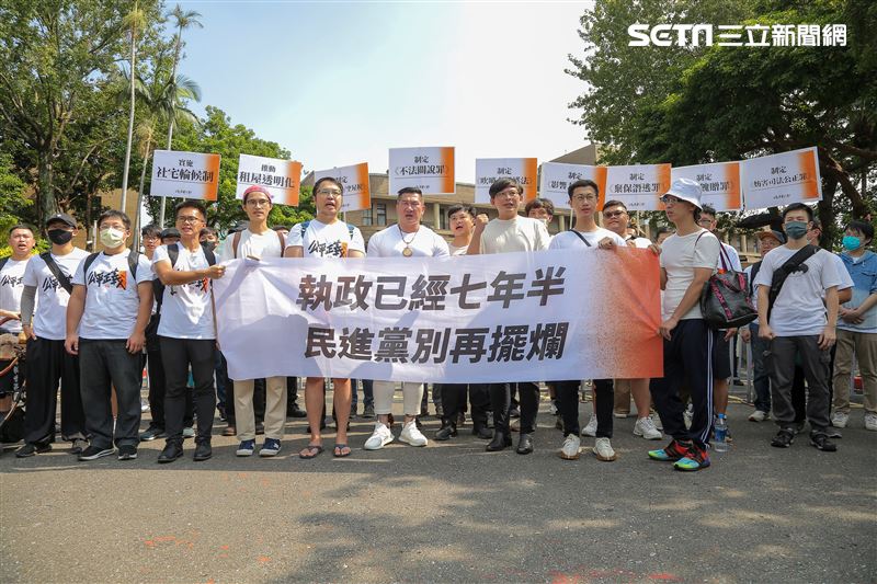 716發起人館長陳之漢、黃國昌、與「公義捍衛行動」志工團、OURs都市改革組織赴行政院召開「執政已經七年半　民進黨別再擺爛」記者會。（圖／記者楊澍攝影）