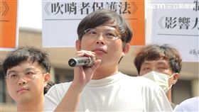 716發起人館長陳之漢、黃國昌、與「公義捍衛行動」志工團、OURs都市改革組織赴行政院召開「執政已經七年半　民進黨別再擺爛」記者會。（圖／記者楊澍攝影）