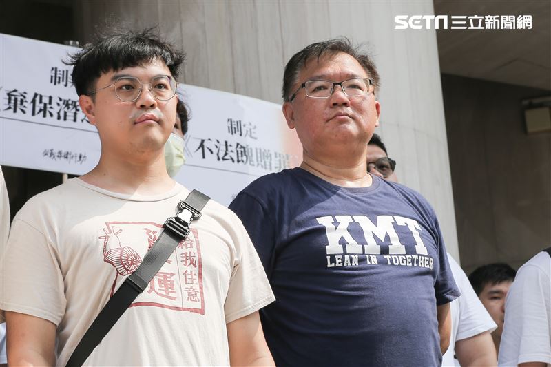 716發起人館長陳之漢、黃國昌、與「公義捍衛行動」志工團、OURs都市改革組織由行政院步行至立法院群賢樓前，召開「國會新會期 716承諾別忘記」記者會。（圖／記者楊澍攝影）