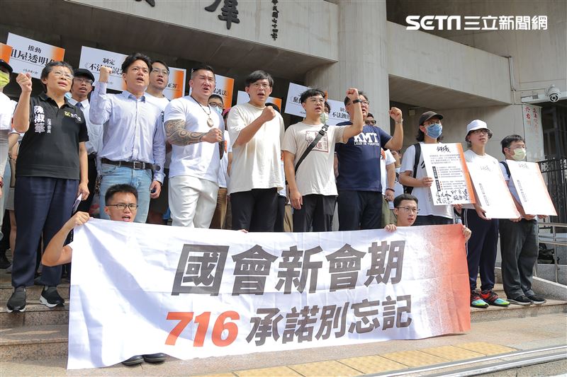 716發起人館長陳之漢、黃國昌、與「公義捍衛行動」志工團、OURs都市改革組織由行政院步行至立法院群賢樓前，召開「國會新會期 716承諾別忘記」記者會。（圖／記者楊澍攝影）