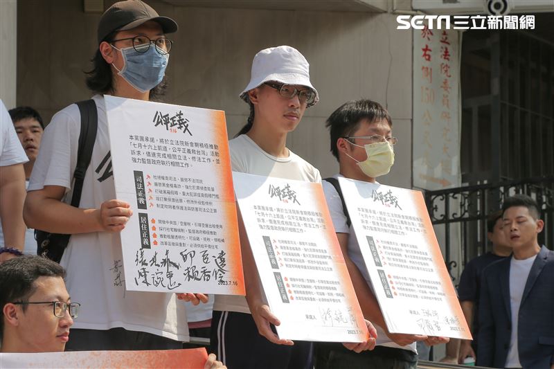 716發起人館長陳之漢、黃國昌、與「公義捍衛行動」志工團、OURs都市改革組織由行政院步行至立法院群賢樓前，召開「國會新會期 716承諾別忘記」記者會。（圖／記者楊澍攝影）