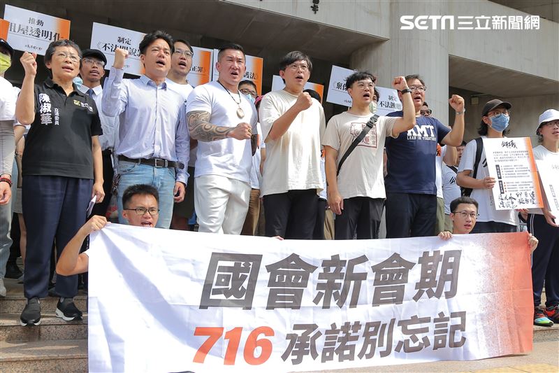 716發起人館長陳之漢、黃國昌、與「公義捍衛行動」志工團、OURs都市改革組織由行政院步行至立法院群賢樓前，召開「國會新會期 716承諾別忘記」記者會。（圖／記者楊澍攝影）