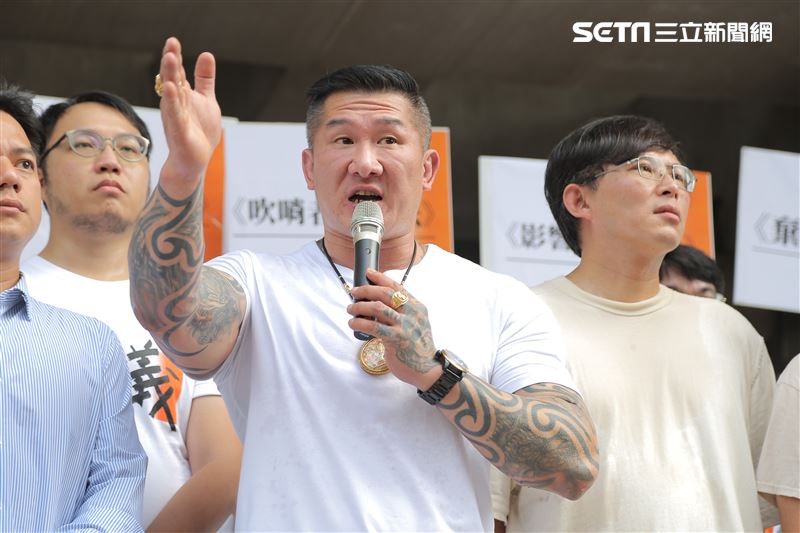 716發起人館長陳之漢、黃國昌、與「公義捍衛行動」志工團、OURs都市改革組織由行政院步行至立法院群賢樓前，召開「國會新會期 716承諾別忘記」記者會。（圖／記者楊澍攝影）