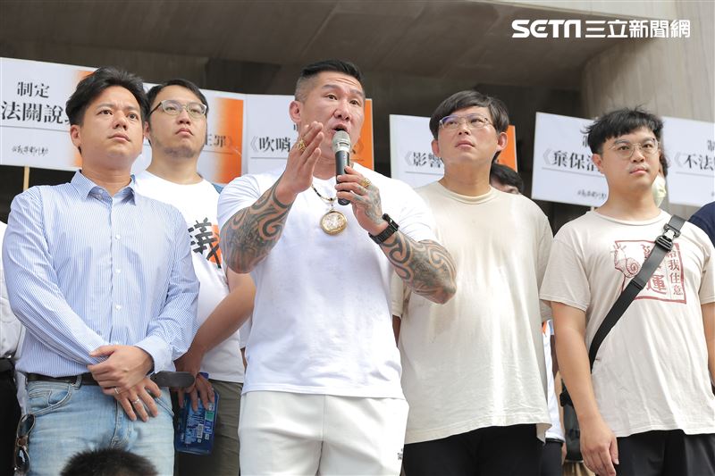 716發起人館長陳之漢、黃國昌、與「公義捍衛行動」志工團、OURs都市改革組織由行政院步行至立法院群賢樓前，召開「國會新會期 716承諾別忘記」記者會。（圖／記者楊澍攝影）