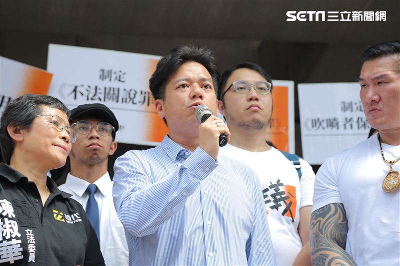 716發起人館長陳之漢、黃國昌、與「公義捍衛行動」志工團、OURs都市改革組織由行政院步行至立法院群賢樓前，召開「國會新會期 716承諾別忘記」記者會。（圖／記者楊澍攝影）