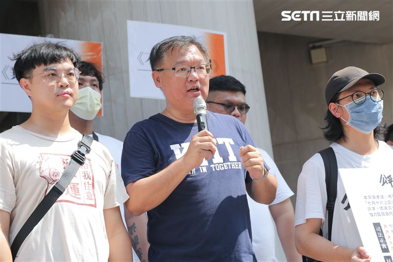 716發起人館長陳之漢、黃國昌、與「公義捍衛行動」志工團、OURs都市改革組織由行政院步行至立法院群賢樓前，召開「國會新會期 716承諾別忘記」記者會。（圖／記者楊澍攝影）