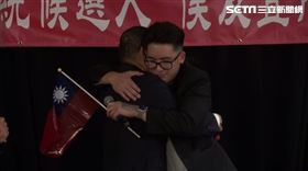  二十多年「白曉燕案」時，陳進興挾持南非武官事件，侯友宜進入南非武官卓懋祺家，帶出來的小嬰兒，如今已經26歲，在舊金山僑宴與侯友宜見面