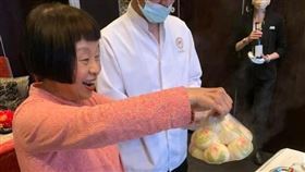 李昂還強調，她趕著10月1號要到法國巴黎打書。真的是忙，而且累。李昂甚至提到「之後我看了臉書的回應，有人說他們可能懷孕了，高中生就懷孕了？台灣生育率這麼低，那真的太恭喜了！」（圖／翻攝自李昂臉書）