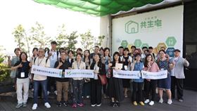 桃園青年局輔導的12組社會企業及地方創生團隊，參訪台中專為銀髮族打造的「合勤烏日共生宅」。（圖／青年局提供）