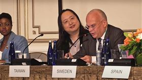 唐鳳出席自由線上聯盟部長級會議數位部長唐鳳（中）於美國紐約當地時間20日出席自由線上聯盟（FOC）部長級會議，跟美國國務卿布林肯，以及法國、愛沙尼亞和立陶宛等38國的數位及外交首長齊聚一堂，探討如何因應新興技術帶來的風險，並建構安全措施。（數位部提供）中央社記者蘇思云傳真  112年9月21日