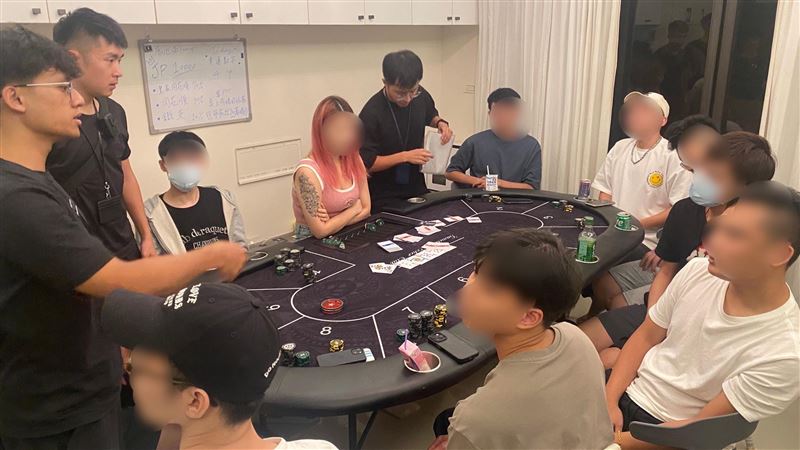 美女荷官陪玩！　警破德州撲克賭場逮11人