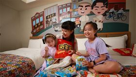 入住可樂果主題房還有仿真抱枕可以抱。（圖／飯店旅宿業者提供）