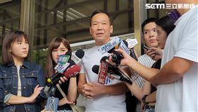 ▲郭台銘辦公室發言人黃士修赴北檢遞狀提告鍾小平。（圖／記者楊佩琪攝）