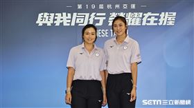 ▲杭州亞運代表團出發，網球代表隊詹詠然、詹皓晴姐妹合影。（圖／記者劉彥池攝影）