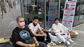 iPhone 15即將開賣，遠傳準備總價值超過60萬的好禮要送給果粉，目前三創門市已有多位果粉在排隊。