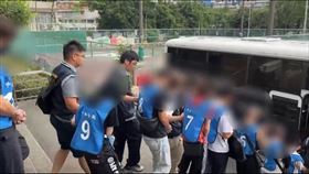 新北檢警查獲靈骨塔詐騙集團，帶回52歲郭姓女子並查扣1.3億現金、豪車、金塊。（圖／翻攝畫面）