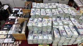 新北檢警查獲靈骨塔詐騙集團，帶回52歲郭姓女子並查扣1.3億現金、豪車、金塊。（圖／翻攝畫面）