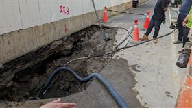 新竹市建案旁驚見「道路塌陷」！飄出瓦斯味　竹市府勒令停工▲（圖／翻攝自新竹市議員林彥甫臉書）