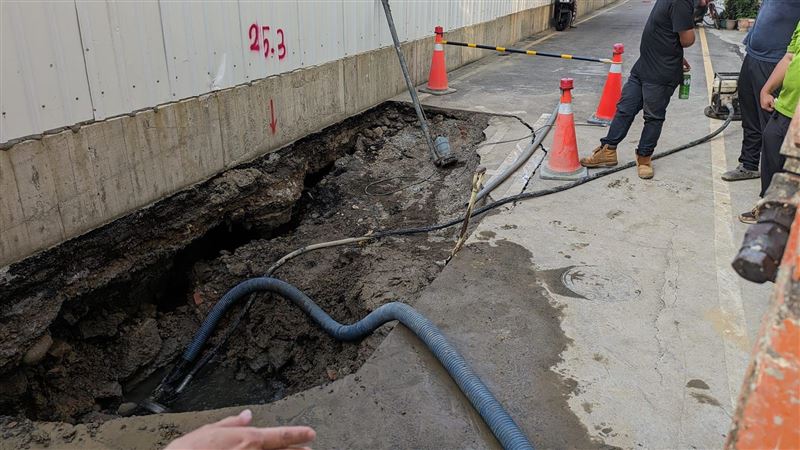 新竹市建案旁驚見道路塌陷　市府勒令停工