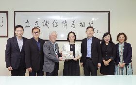 星洲日報總編輯郭清江贈書合影