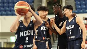 政大雄鷹靠著職業級外籍生莫巴「雙十」數據帶領下，以111：82輕取台啤。（圖／中華籃協提供）