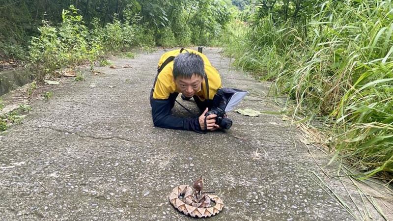 屏東爬山巧遇超美山神！他興奮趴地合影