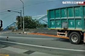 老翁闖紅燈遭砂石攔腰撞捲車底　人車破碎