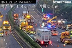 國3通霄2貨車追撞翻覆　全車道封閉處理中（圖／高公局）