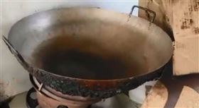 雞排大亨炸雞時暈倒　一頭栽進滾燙油鍋亡（圖／翻攝自中國報）