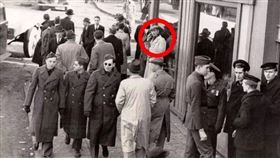 有網友分享一張二戰時期的照片，赫然發現其中一名男子似乎正在「使用手機」與別人通話，引起網友們熱議。（翻攝臉書社團「Gamlar ljósmyndir」）