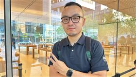 iPhone 15開賣  蘋果直營店頭香顧客選Pro MaxiPhone 15系列新機22日開賣，蘋果直營店開放已預購的顧客取貨，搶下信義A13直營店排隊頭香的徐先生（圖）將入手iPhone 15 Pro Max黑色鈦金屬256GB。中央社記者吳家豪攝  112年9月22日