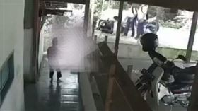 少年騎車撞爛圍牆　8歲童無辜被砸慘死（圖／翻攝自推特）