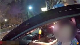 6旬悍婦，脾氣火爆,違停不滿取締，衝撞員警拒捕，飆罵怒嗆：臭要飯的，遭2警壓制上銬，襲警(圖／翻攝畫面)