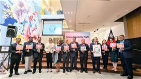 蕭美琴訪問紐約  主持台灣友誼之夜酒會駐美代表蕭美琴（右2）20日與駐紐約辦事處長李光章（左6）共同主持「台灣友誼之夜」酒會，和帛琉總統惠恕仁（右6）等貴賓合影。（駐紐約辦事處提供）中央社記者尹俊傑紐約傳真  112年9月22日