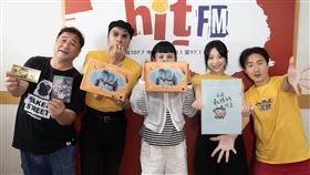 電影《他馬克老闆》導演瞿友寧（左1）跟黃宣、魏如萱等人上節目宣傳。（圖／Hit Fm聯播網提供）
