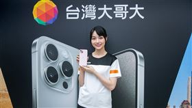 「圍棋女神」黑嘉嘉擔任台灣大iPhone15開賣活動的一日店長，她也是myfone代言人。（圖／台灣大提供）