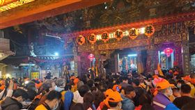 苗栗拱天宮11日晚間香客擠爆。（圖／記者游定剛拍攝）