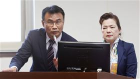 王美花陳吉仲立院專案報告立法院經濟委員會1日邀請經濟部長王美花（右）、農委會主委陳吉仲（左）就「面對物價高漲與缺蛋荒，政府相關管控機制與因應對策」進行報告，並備質詢。中央社記者張新偉攝  112年3月1日