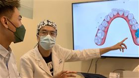 醫師張悅昕說明牙齒矯正原理牙齒排列、咬合不正恐影響牙齒健康，隱形矯正學會執行長張悅昕（右）說明牙齒矯正原理。（張悅昕提供）中央社記者張茗喧傳真  111年4月23日