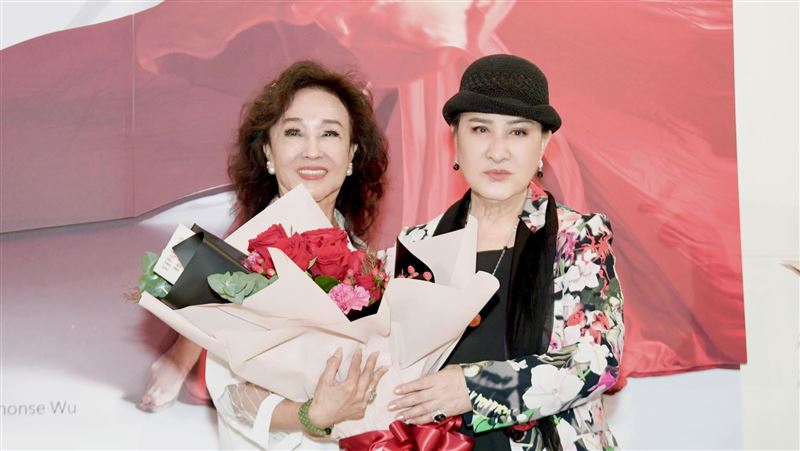李昂博愛座惹議　她76歲開心秀老人悠遊卡