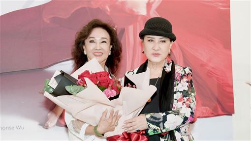 李昂博愛座惹議　她76歲開心秀老人悠遊卡